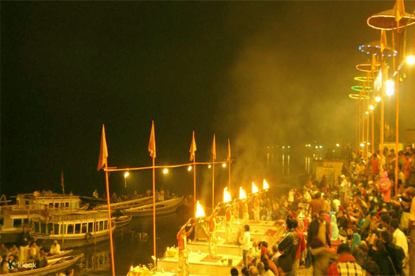 ganga aarti on dashashwamedh ghat varanasi